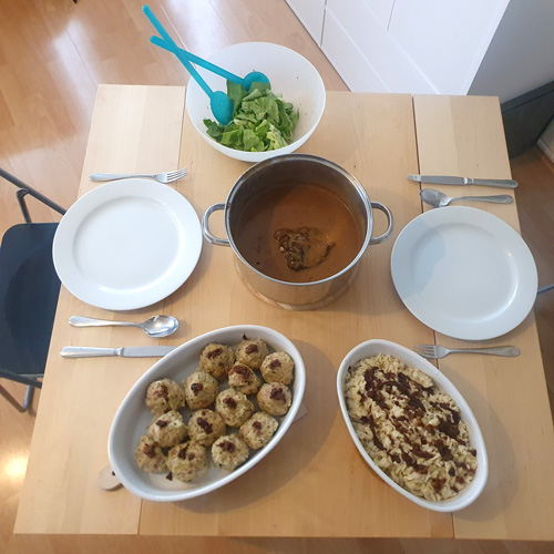 Sauerbraten mit handgeschabten Spätzle und Semmelknödel und Salat